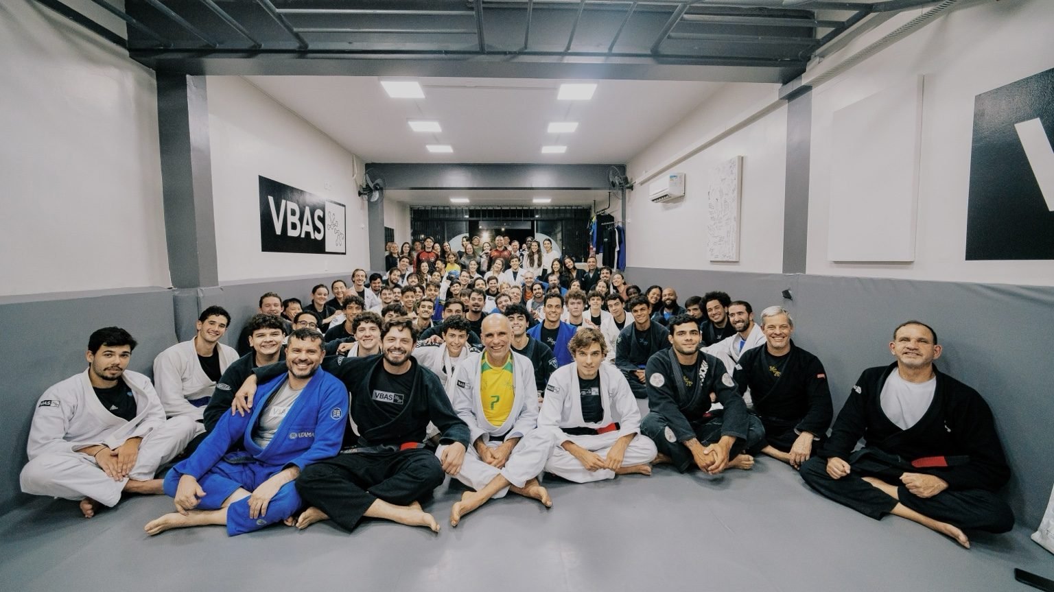 Grupo de alunos e professores do VBAS reunidos no tatame após o treino